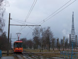 Трамвай прибывает на остановку «Полимир» в сторону города