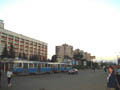 Голубые вагоны поезда Татра-Т3 у ж-д вокзала